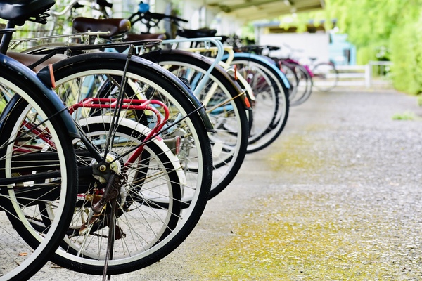 レンタカーを借りる時は自転車や車は預かってくれるの？